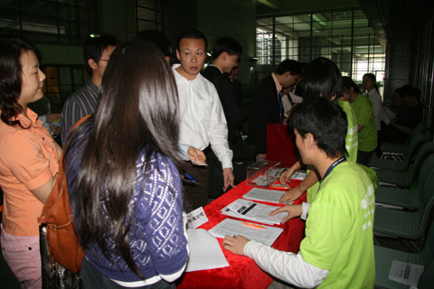 报导在井然有序地进行