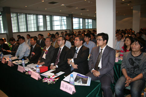 嘉宾和观众认真聆听专家演讲