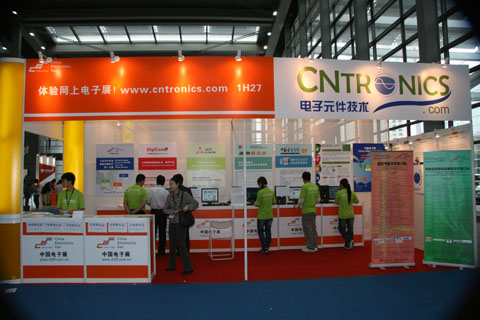 电子元件技术网的员工在紧张地布置展台