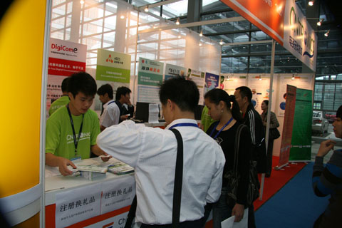 电子元件技术网的员工热情接待来访的观众