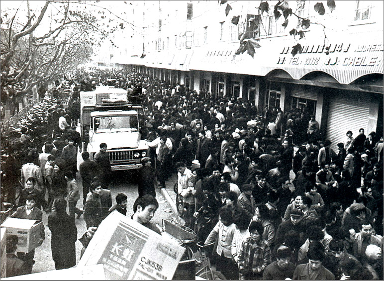 1989年，在彩电计划调控的年代，长虹彩电的降价引发抢购潮