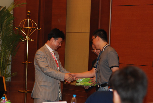 为获奖听众颁奖