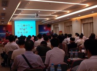 现场观众聚精会神听演讲