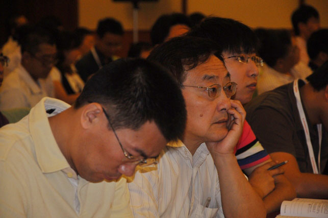 现场观众认真听讲