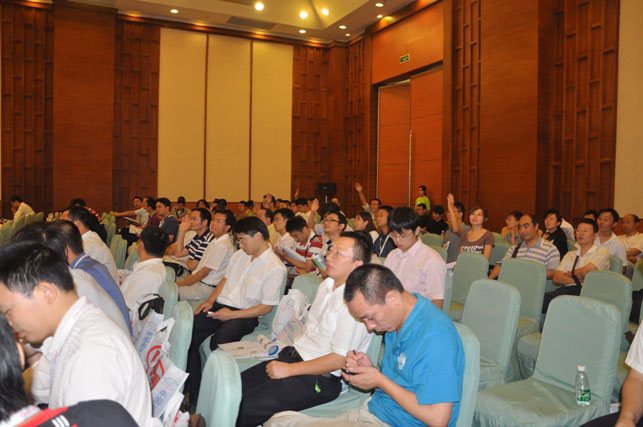 听众踊跃举手回答问题