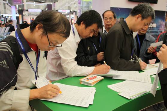 现场观众认真填写Expo Pack查询表场景二