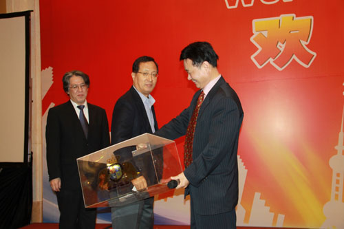 武田英孝和Hwon jeon分别抽取一位手机获奖嘉宾