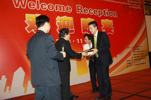 获奖嘉宾彭亮和Joseph kim上台领奖