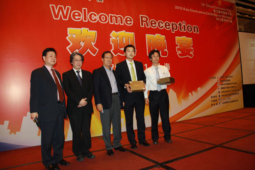 手机获奖嘉宾与抽奖嘉宾合影