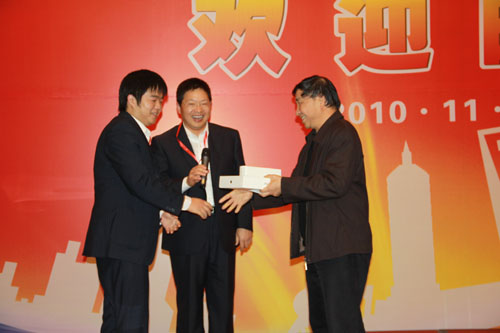 刘汝林先生给张鑫颁发iPad大奖