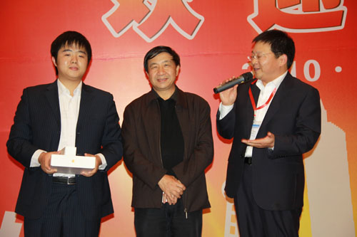 iPad大奖获得者张鑫和刘汝林先生合影留念