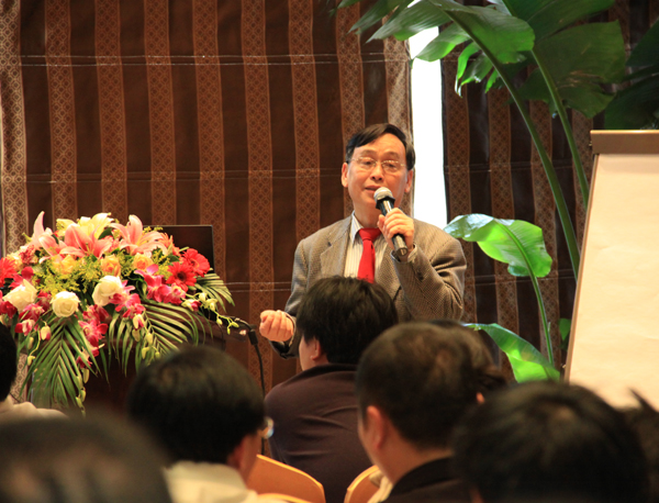 颜重光老师讲演中