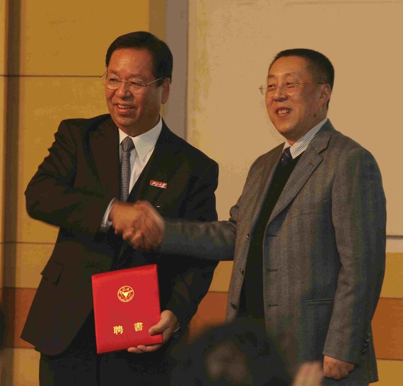 浙江大学副秘书长范捷平教授向罗姆(ROHM)高须董事颁发客座教授任凭证书