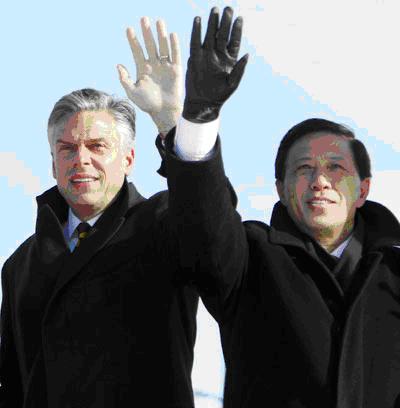 2011年1月21日美国驻中国大使洪博培和中国驻美国大使张业遂在芝加哥机场挥别胡锦涛专机.