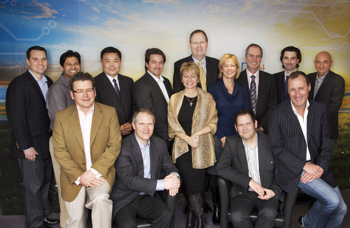 Premier Farnell 网络顾问委员会与 Premier Farnell, plc 首席执行官 Harriet Green 合影