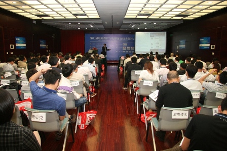 聚精会神听讲演.