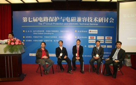 与现场观众互动