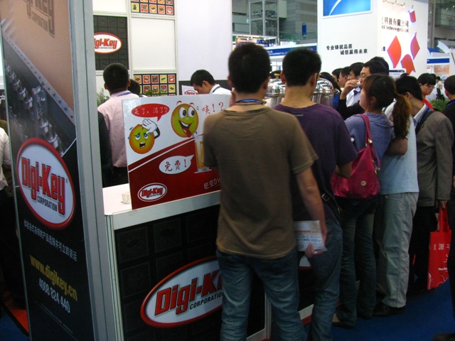 图9 Digi-Key场面火爆因素之——免费的饮料和礼品发放