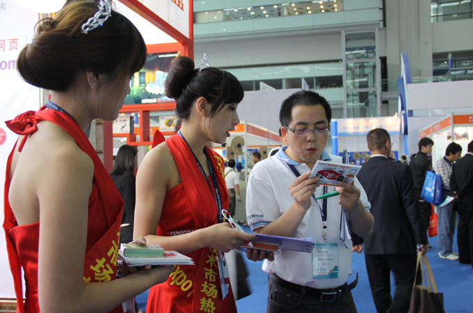 EP girl向观众派发Expo Pack