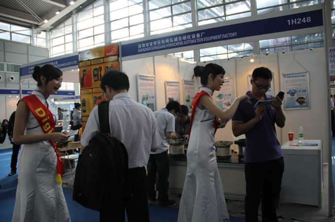 Digi girl向观众派发Expo Pack