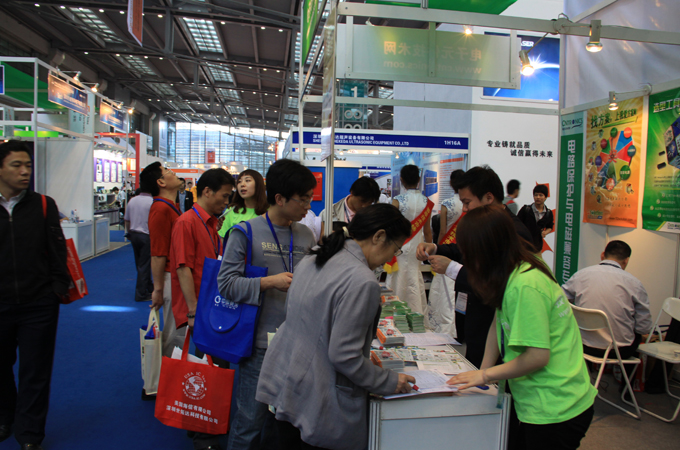 EP工作人员向观众派发Expo Pack