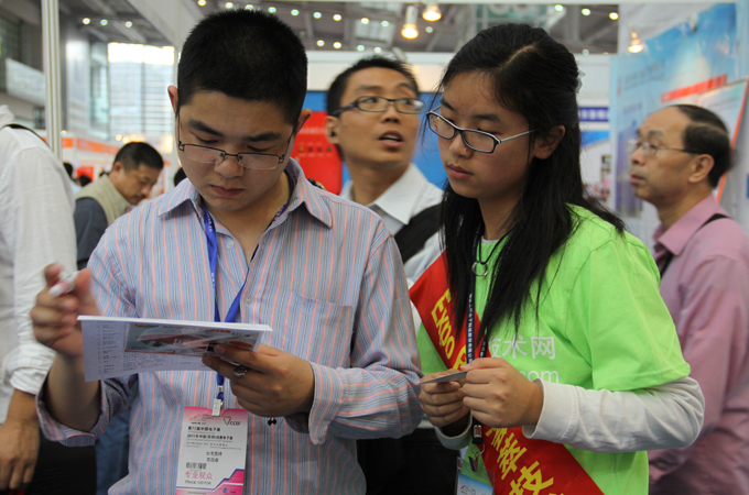 EP工作人员指导观众填写EP查询表