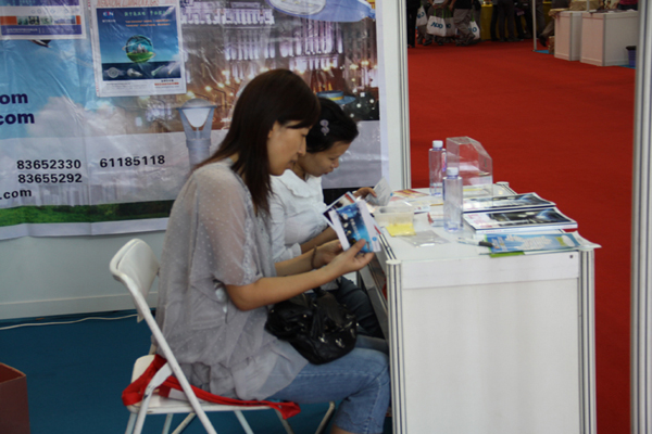 创新方案展示区观众认真查看EP场景图之一