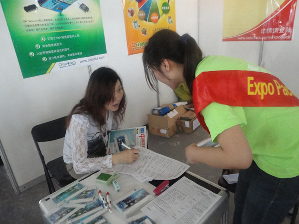 EP工作人员向观众介绍Expo Pack