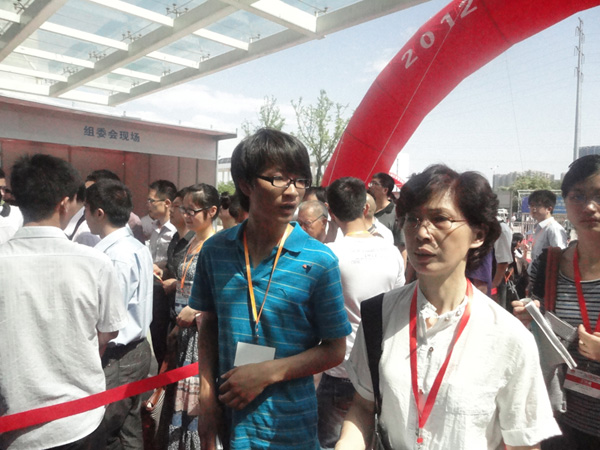 EP girl向观众派发Expo Pack