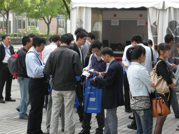 EP girl向观众派发Expo Pack