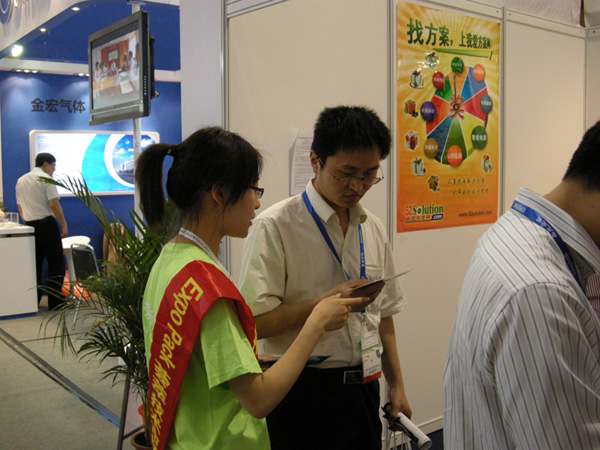 Digi girl向观众派发Expo Pack