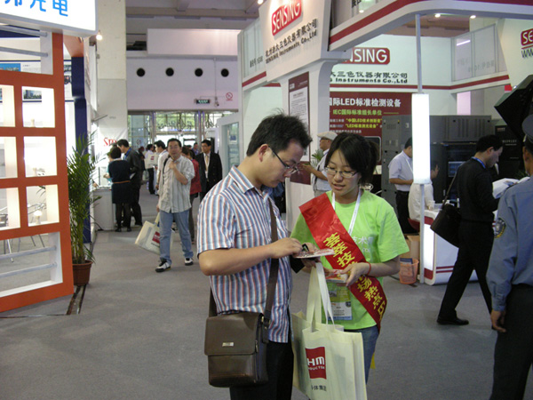  EP工作人员向观众派发Expo Pack