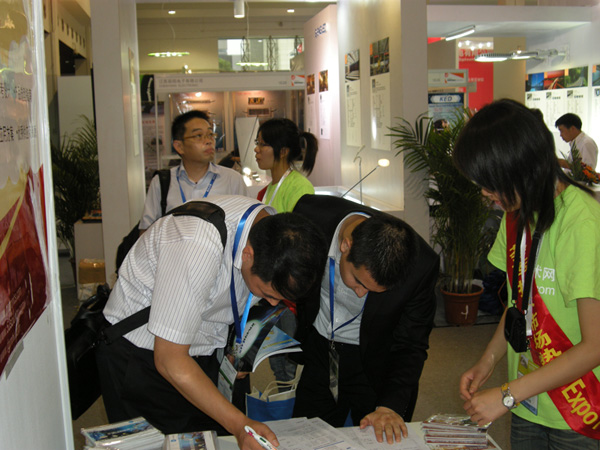 EP工作人员向观众介绍Expo Pack