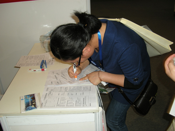 EP girl指导观众填写EP查询表