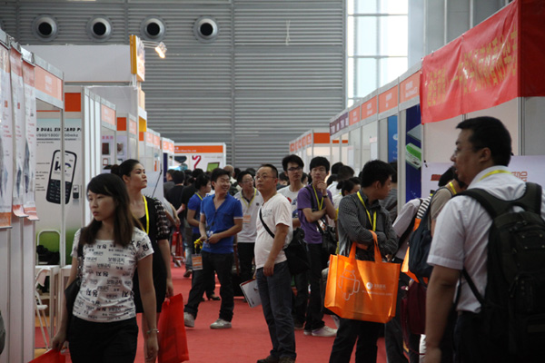 EP girl向观众派发Expo Pack