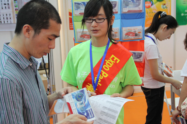 Digi girl向观众派发Expo Pack