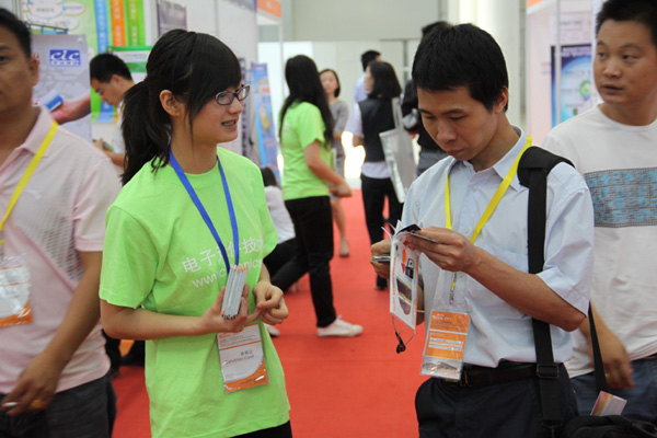 Digi girl向观众派发Expo Pack