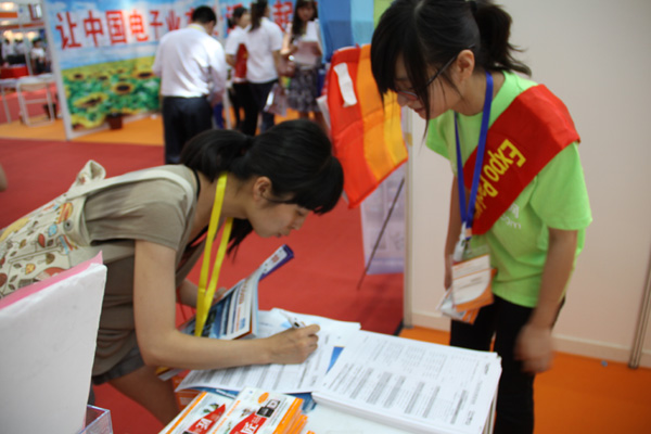 EP工作人员向观众介绍Expo Pack