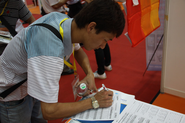 EP girl指导观众填写EP查询表