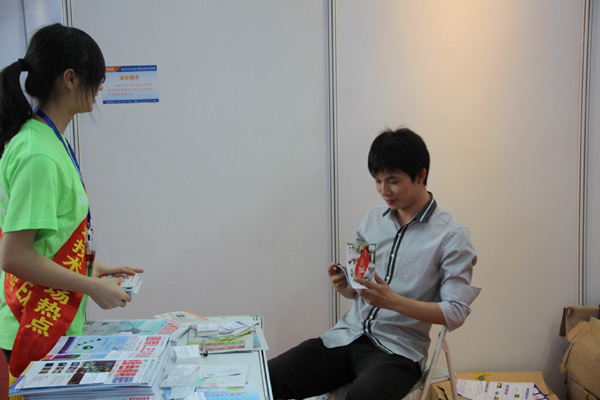 创新方案展示区观众认真查看EP场景图之一