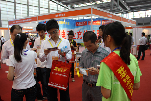 EP工作人员向观众派发Expo Pack