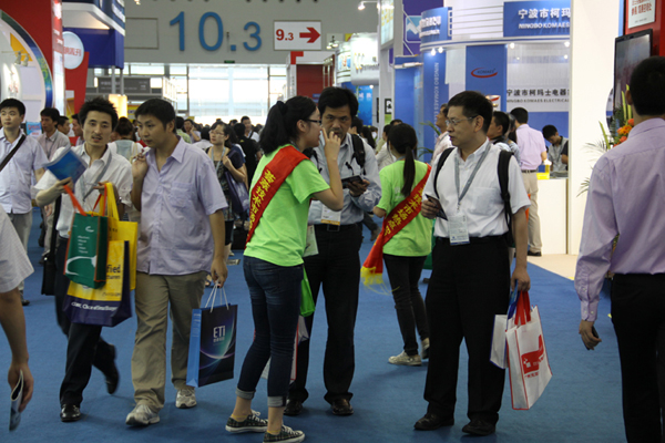 Digi girl向观众派发Expo Pack