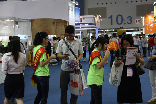  EP工作人员向观众派发Expo Pack