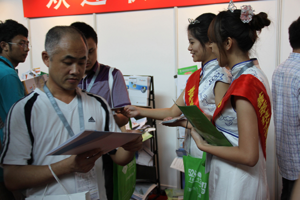 EP工作人员向观众介绍Expo Pack