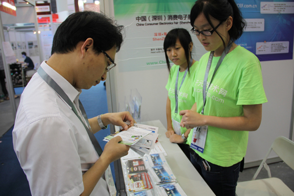 EP girl指导观众填写EP查询表