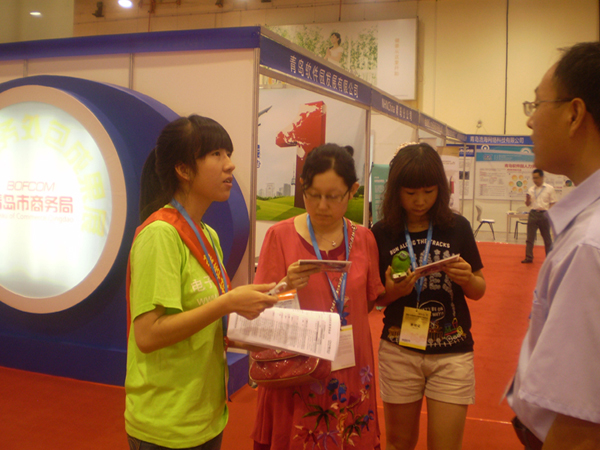 Digi girl向观众派发Expo Pack