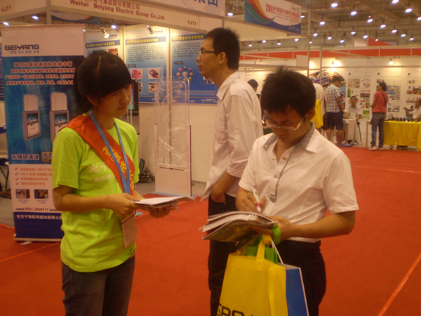 EP工作人员向观众介绍Expo Pack