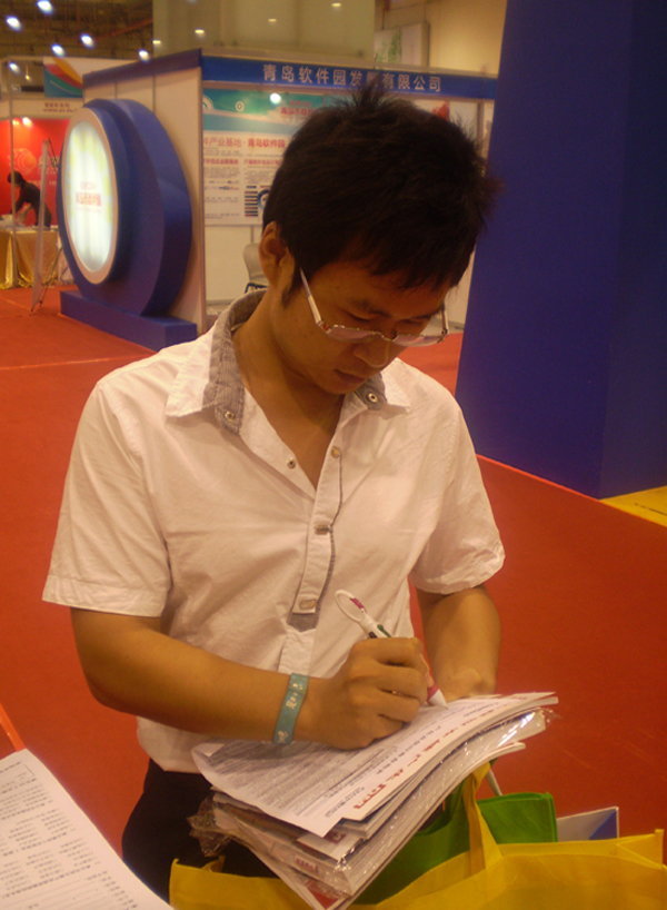 EP girl指导观众填写EP查询表