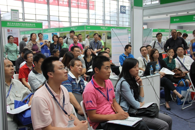 观众听讲很认真