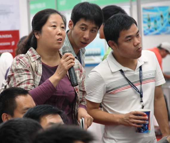 观众与演讲嘉宾交流